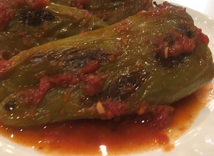 Una foto de Ají relleno de carne y quinoa
