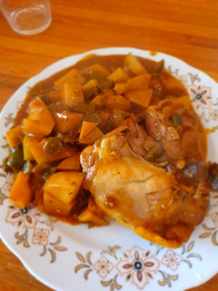 Una foto de Muslo de pollo a la cacerola con papas
