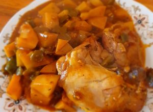 Una foto de Muslo de pollo a la cacerola con papas