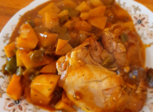 Una foto de Muslo de pollo a la cacerola con papas