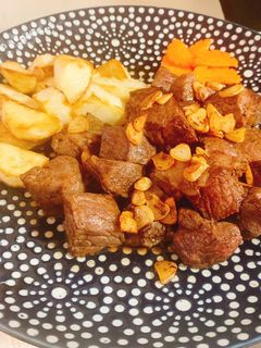 骰子牛:骰子牛佐香酥薯塊 的食譜成品照片