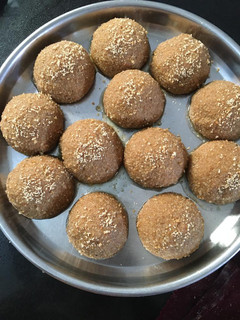 ચુરમા ના લાડવા (Churma Ladva Recipe In Gujarati) રેસીપી મુખ્ય ફોટો