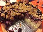 Una foto de postre de moras en leche