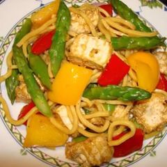 A picture of Lo mein tofu with asparagus.