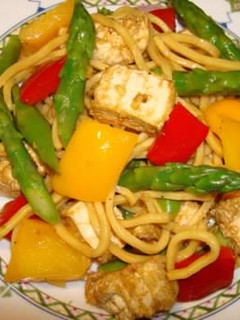 A picture of Lo mein tofu with asparagus.