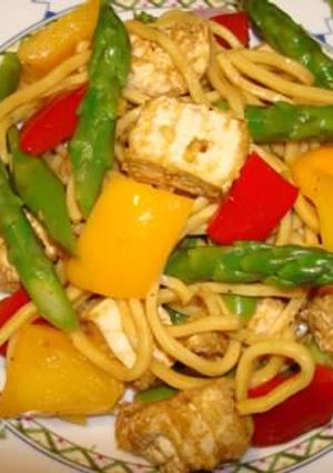 A picture of Lo mein tofu with asparagus.
