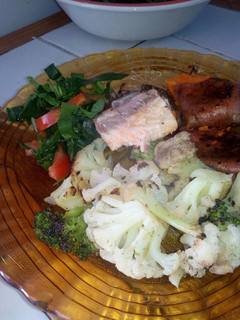 Una foto de Salmón con verduras