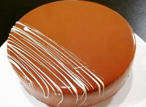 Une photo de Entremet caramel mousse vanille insert poire crémeux caramel