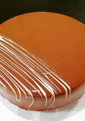 Une photo de Entremet caramel mousse vanille insert poire crémeux caramel