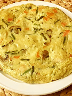 Una foto de Tortilla de surimi, espárragos trigueros y champiñones