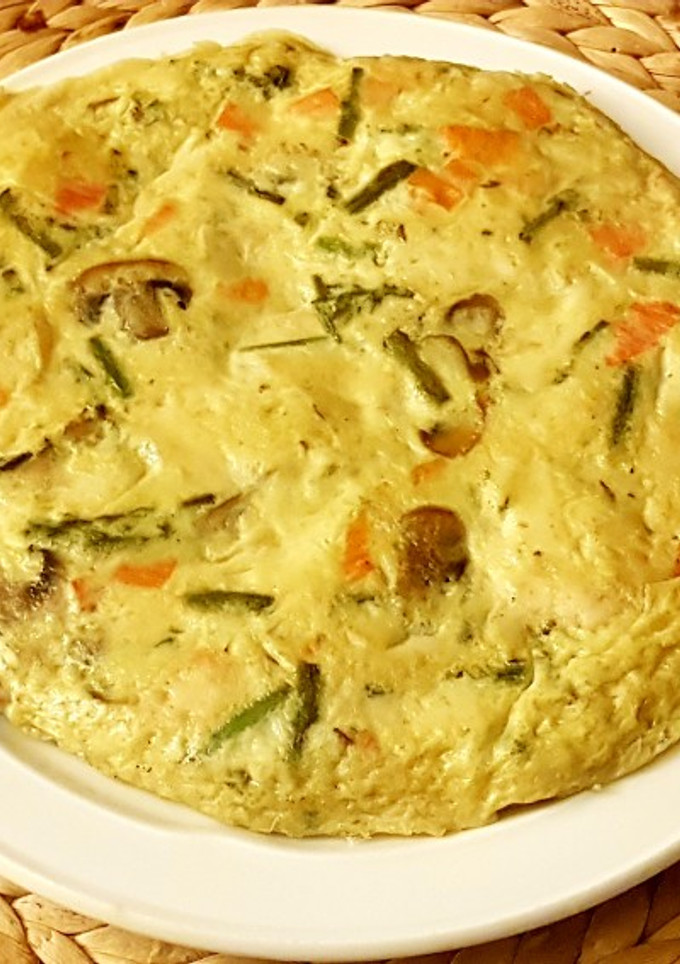 Una foto de Tortilla de surimi, espárragos trigueros y champiñones