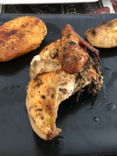Una foto de Pollo asado con ensalada