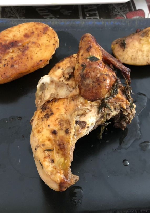 Una foto de Pollo asado con ensalada