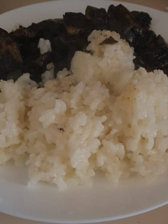 Una foto de Calamares en su tinta con arroz