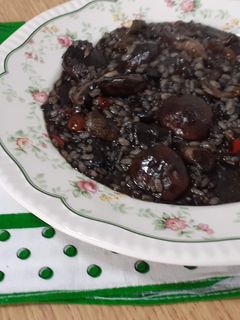 Una foto de Arroz negro con boletus