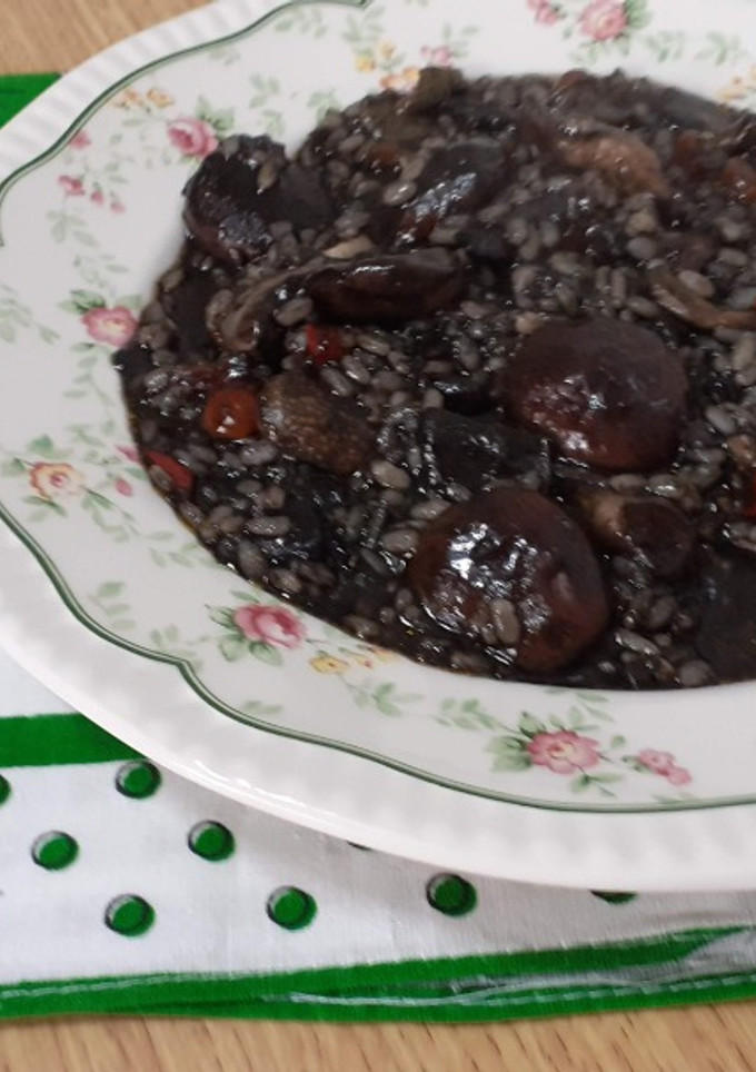 Una foto de Arroz negro con boletus