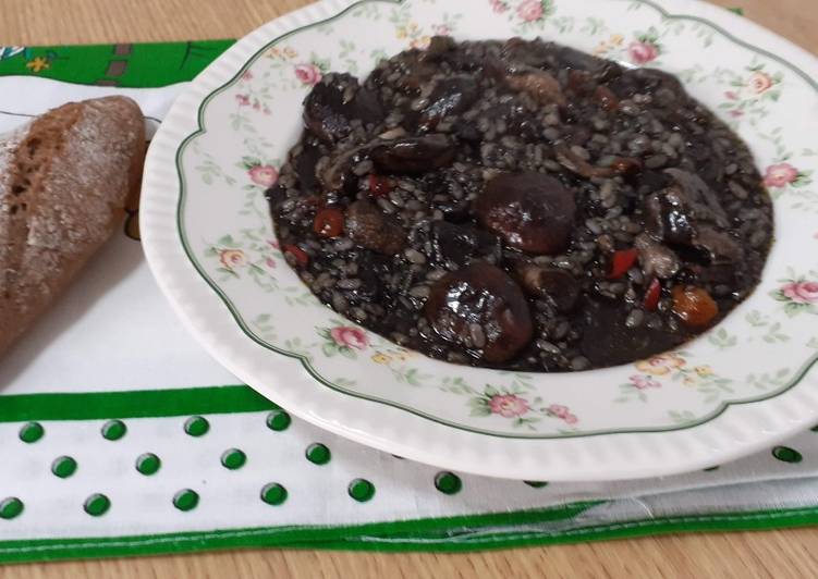 Arroz negro con boletus