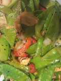 Tirabeque con pollo y bacon ahumado