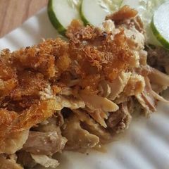 A picture of Steamed garlic chicken with fried ginger sprinkle.