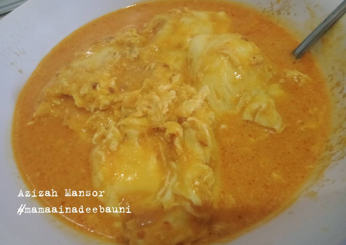 Kari ayam dengan telur