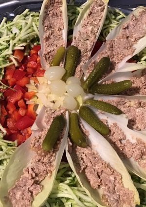 Une photo de Salade surprise courgettes poivrons et barquettes d endives façon sandwich
