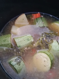Una foto de Sopa rústica de verduras con caldo de carne