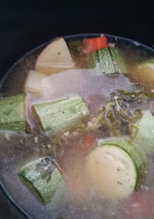 Una foto de Sopa rústica de verduras con caldo de carne
