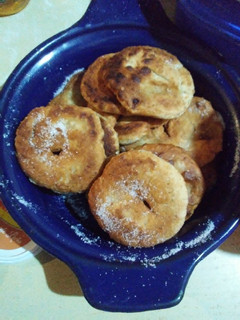 Una foto de Tortas fritas deliciosas 😋☕🍞