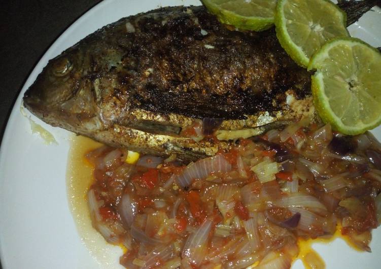 Grilled fish with onion sauce