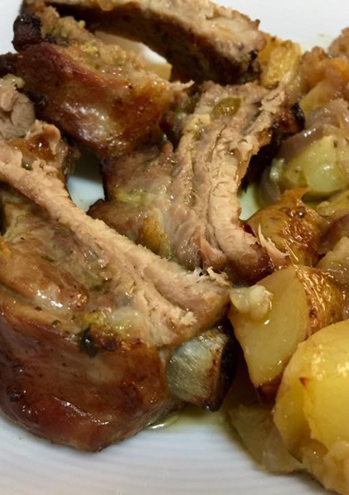 Una foto de Costillas con guarnición de patatas