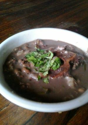 Una foto de Frijolitos chinos con codillo ahumado