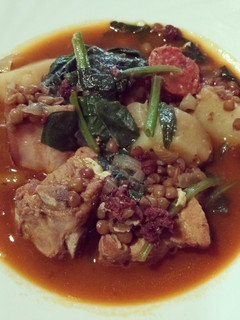 Una foto de Lentejas con costillas y espinacas