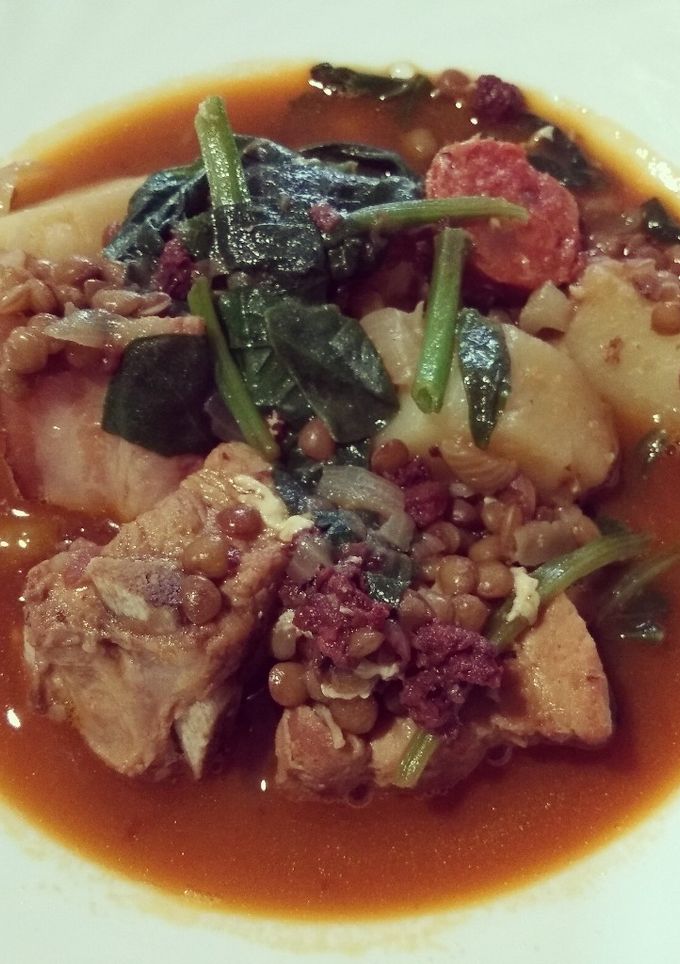 Una foto de Lentejas con costillas y espinacas