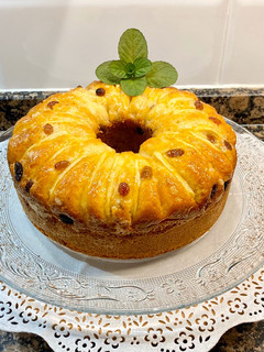 Una foto de Roscón de manzana y pasas
