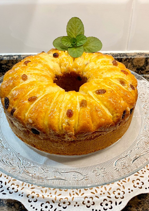 Una foto de Roscón de manzana y pasas