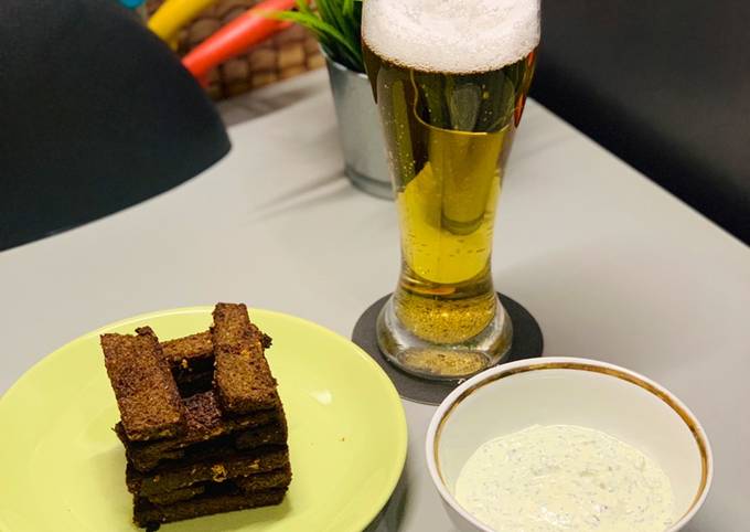 Гренки чесночные. Закуска к пенному