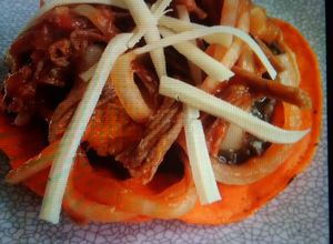 Una foto de Cuete de res en salsa de tomate
