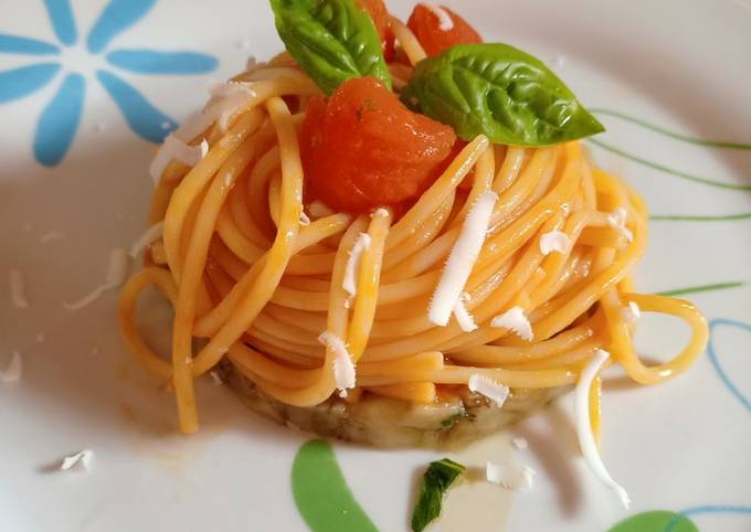 Spaghetti al pomodoro con cacioricotta su tartare di melanzana