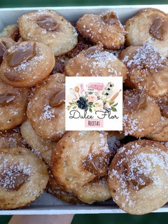 Una foto de Buñuelos al viento rellenos de dulce de leche