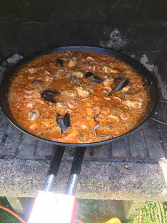 Una foto de Paella mixta de pollo y marisco