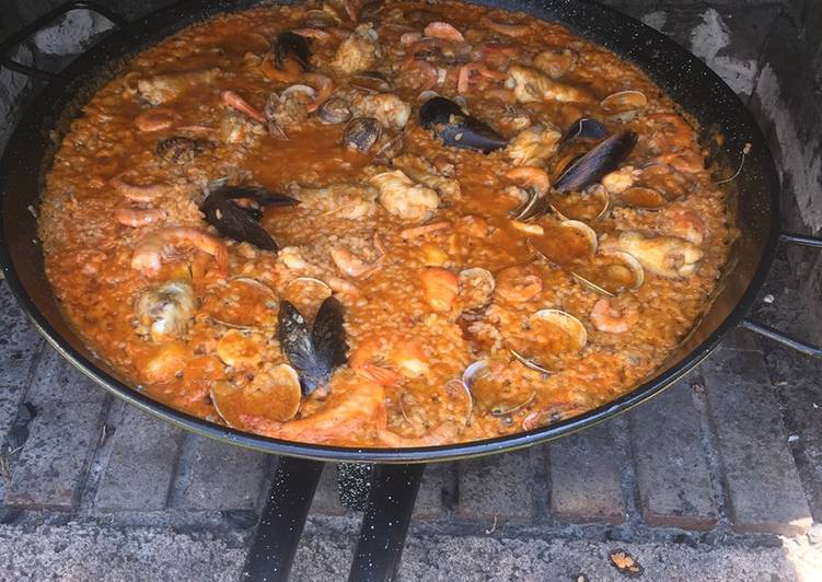 Paella mixta de pollo y marisco