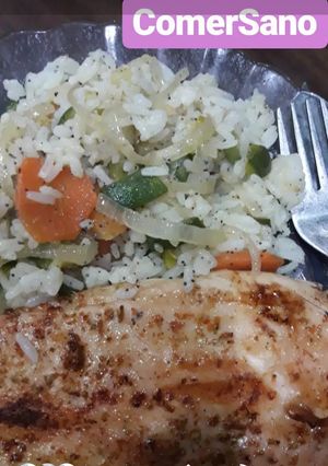 Una foto de Suprema asada con verduras salteadas y arroz
