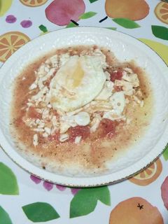 Una foto de Tomate y huevos fritos