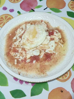 Una foto de Tomate y huevos fritos