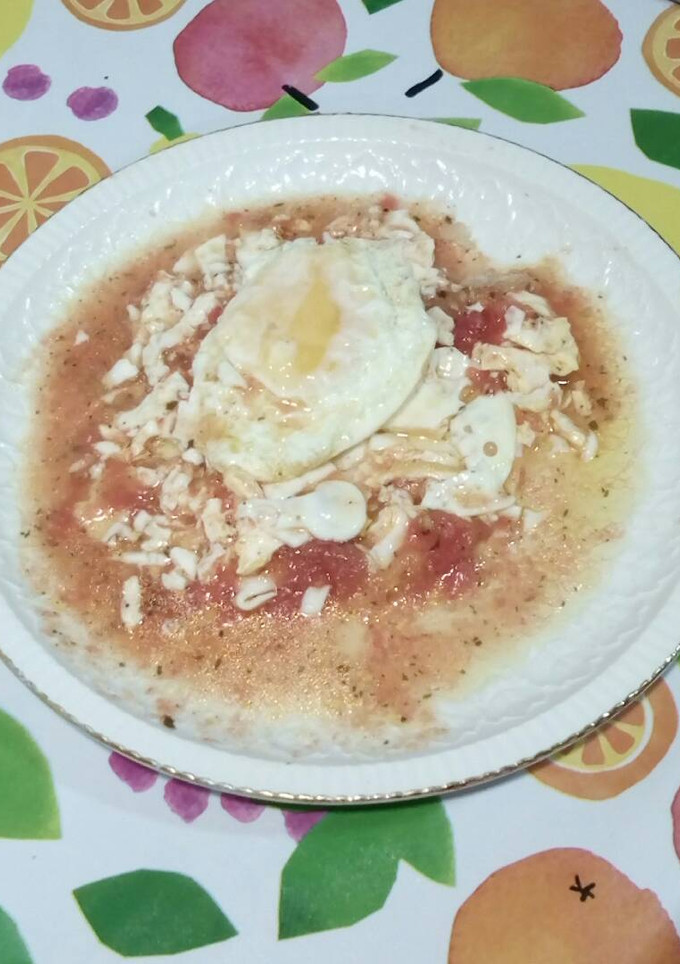 Una foto de Tomate y huevos fritos
