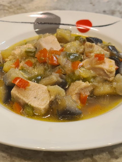 Una foto de Guiso de pollo con berenjena, calabacín y pimientos