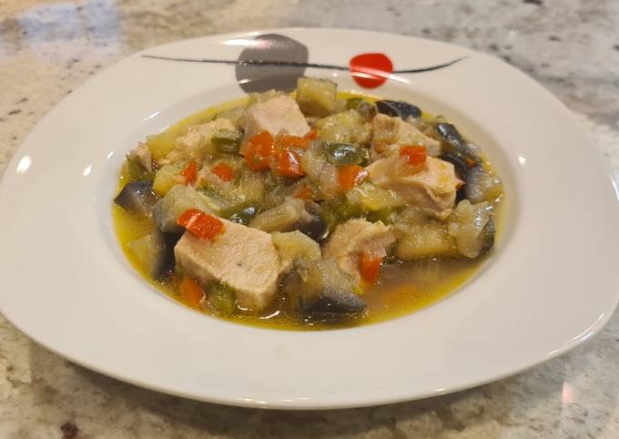 Guiso de pollo con berenjena, calabacín y pimientos Receta de Ptega- Cookpad