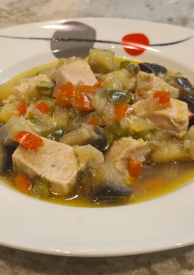 Una foto de Guiso de pollo con berenjena, calabacín y pimientos
