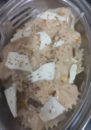A picture of Farfalle Pasta in white Sauce.