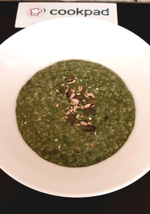 A picture of My healthy Porridge with Spirulina Powder.